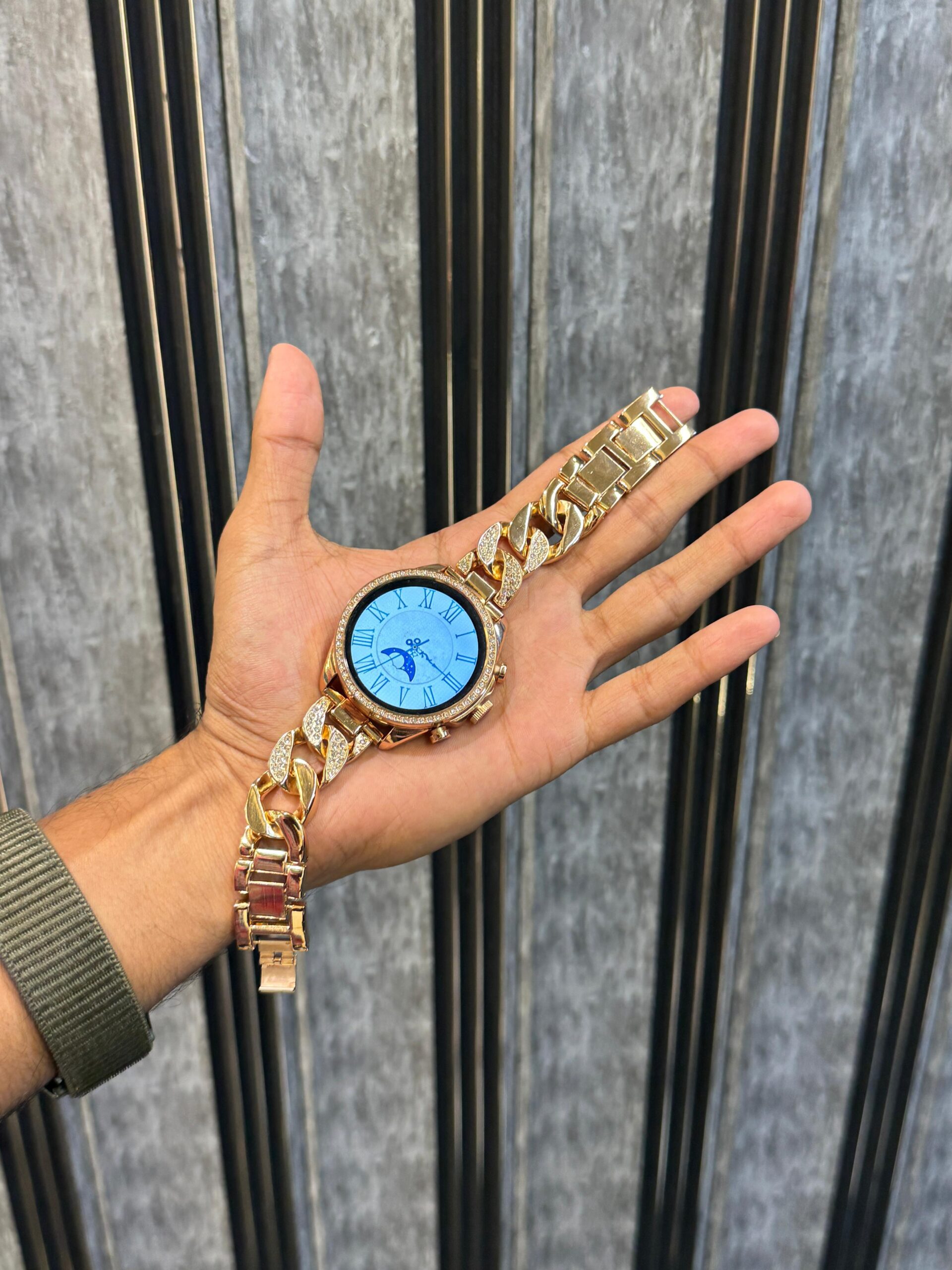 Luxury Style Round Smartwatch with Bluetooth Calling & Fitness Tracking - Image 4